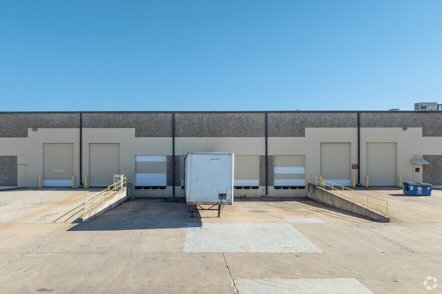 More Photos Of 6546 Petropark Dr, Houston Warehouse For Lease