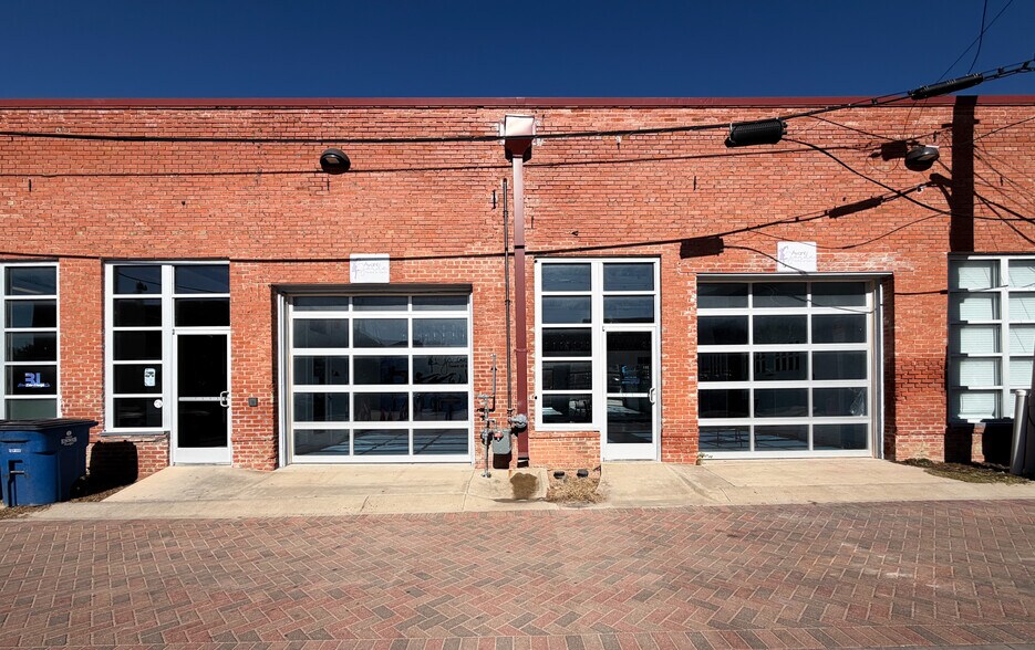 More Photos Of 213-215 W Ennis Ave, Ennis Restaurant For Lease