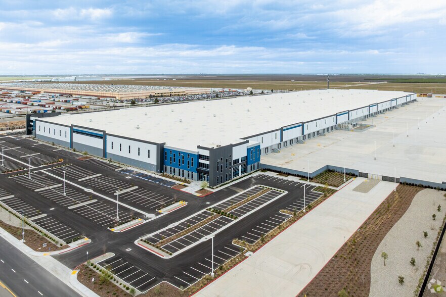 More Photos Of 5104 Express Ave, Shafter Distribution For Lease