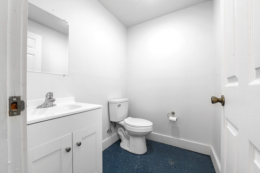 More Photos Of 3665 Central Pky, Cincinnati Warehouse For Sale