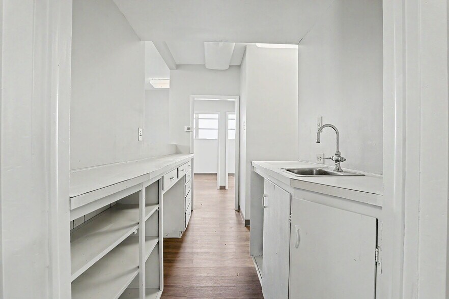 More Photos Of 1601 N State St, Augusta Office For Sale