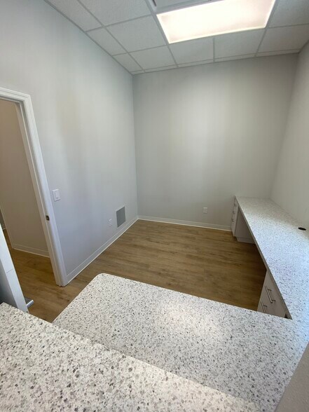 More Photos Of 665-677 S Kings Ave, Brandon Medical For Lease