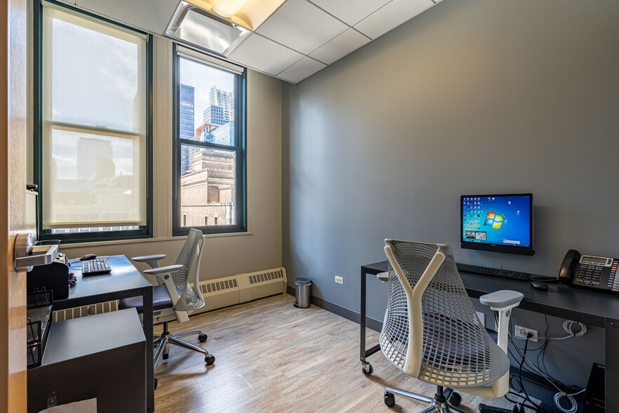 More Photos Of 111 N Wabash Ave, Chicago Office For Sale