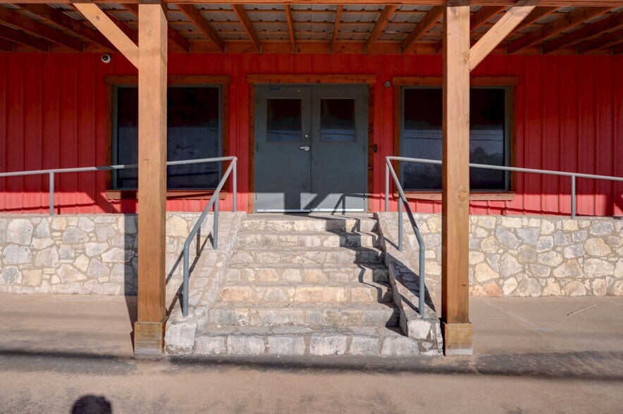 More Photos Of 1301 & 1307 Main St, Blanco Light Distribution For Sale