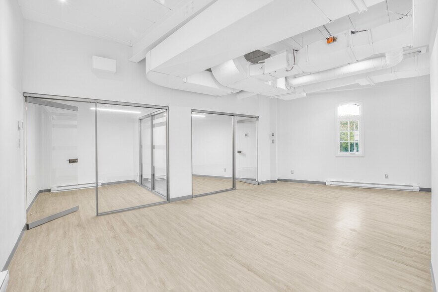 More Photos Of 4 Rue Saint-Charles E, Longueuil Office For Lease