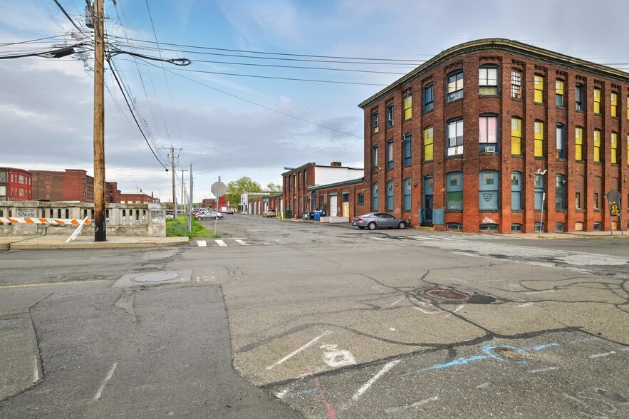 More Photos Of 420 Race St, Holyoke Warehouse For Lease