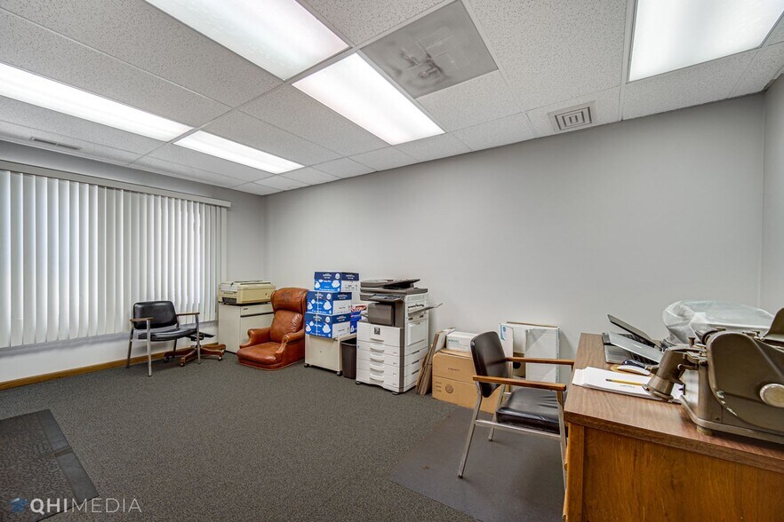 More Photos Of 6121 N Northwest Hwy, Chicago Office For Sale
