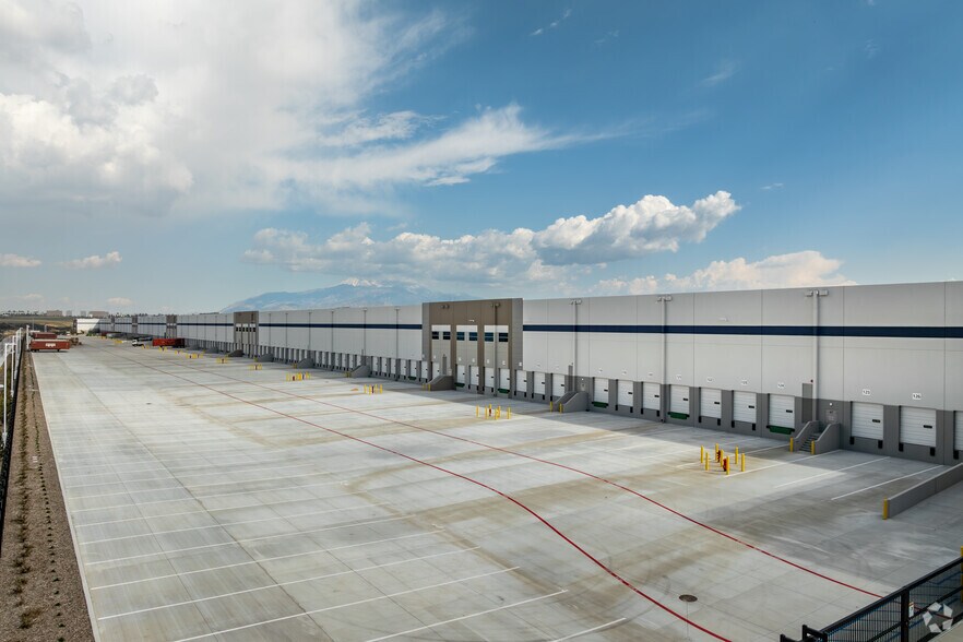 More Photos Of 36855 W Fourth St, Beaumont Warehouse For Lease