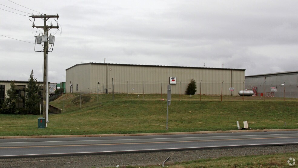 More Photos Of 11520-11530 Balls Ford Rd, Manassas Warehouse For Lease