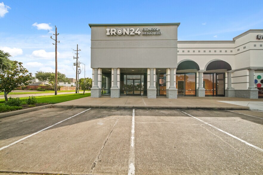 More Photos Of 4403-4411 Highway 6, Sugar Land Storefront For Sale