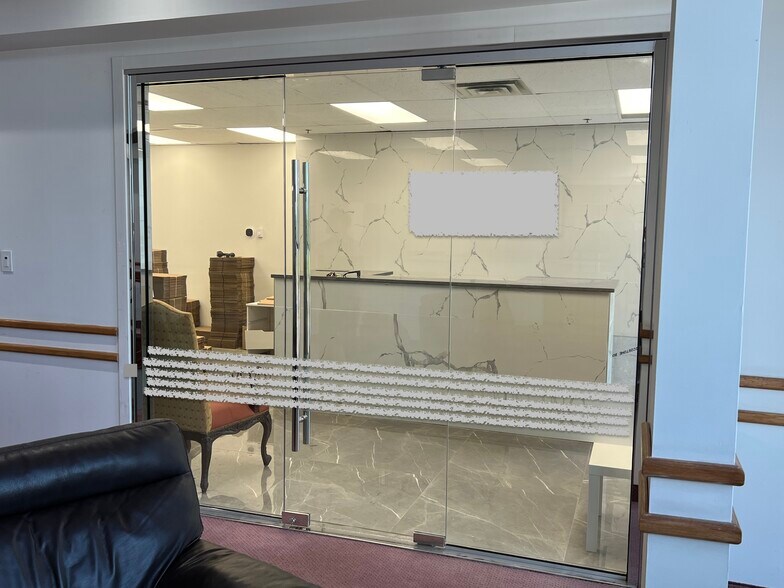 More Photos Of 321-335 Boul Saint-Martin O, Laval Storefront Retail Office For Lease