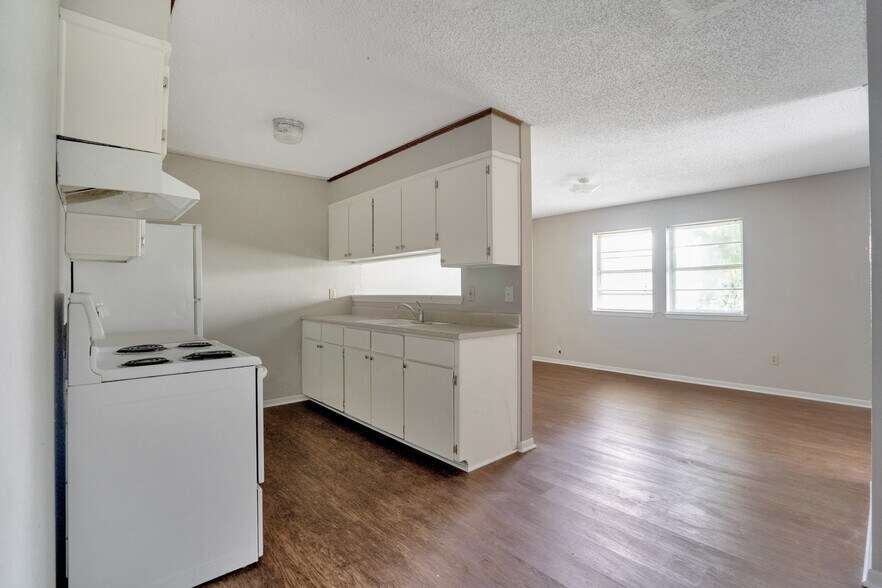 518 Cypress St, Lott, TX 76656 Apartments For Sale