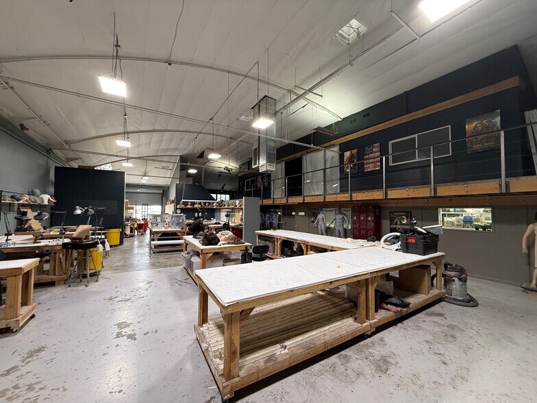 More Photos Of 2909-29121 Thornton Ave, Burbank Manufacturing For Lease