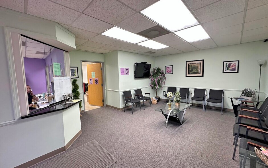 More Photos Of 28521 Orchard Lake Rd, Farmington Hills Medical For Lease