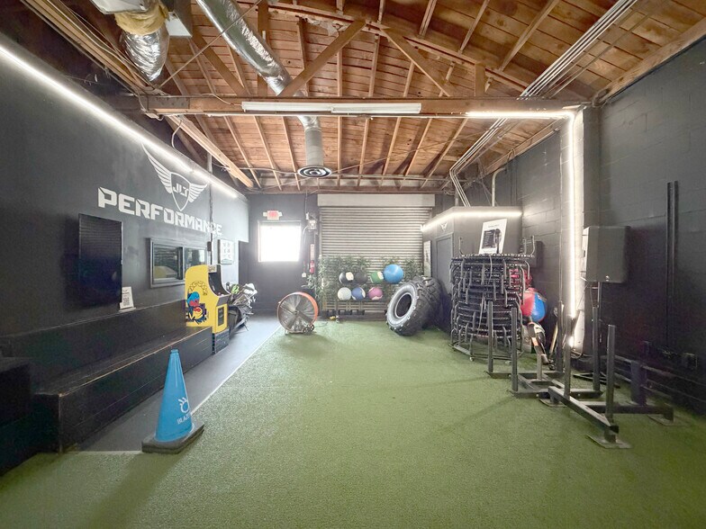 More Photos Of 6610 Lexington Ave, Los Angeles Warehouse For Lease
