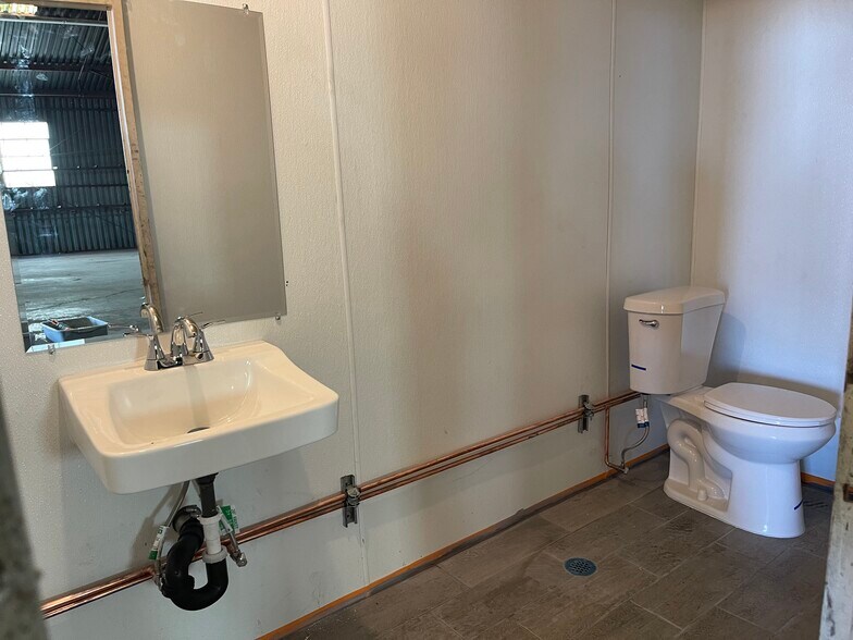 More Photos Of 8426-8428 San Fernando Rd, Sun Valley Warehouse For Lease