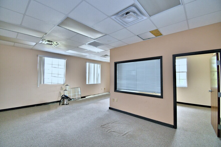 More Photos Of 43344 Highway 27, Davenport Coworking Space