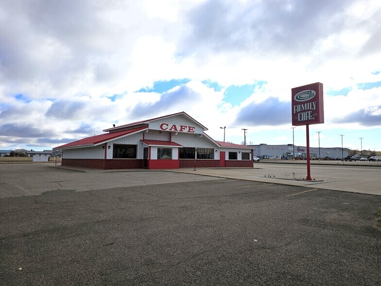 More Photos Of 1902 N Merrill Ave, Glendive Showroom For Sale