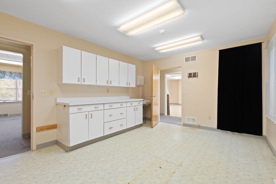 More Photos Of 2640 Ridgeway Ave, Rochester Medical For Lease