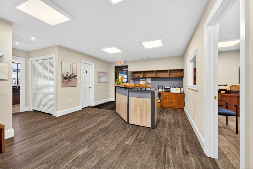 More Photos Of 3413 Griffin St, Portsmouth Light Distribution For Sale