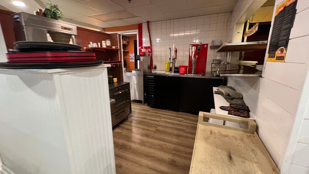 More Photos Of 2209 Meadow Dr, Louisville Restaurant For Lease