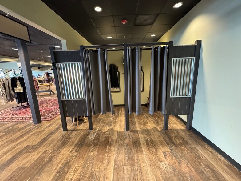 More Photos Of 2030 Main St, Batavia Freestanding For Lease