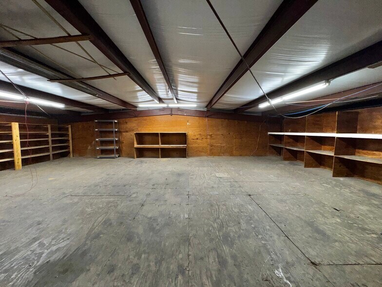 More Photos Of 9123 Thomasville Dr, Houston Warehouse For Lease
