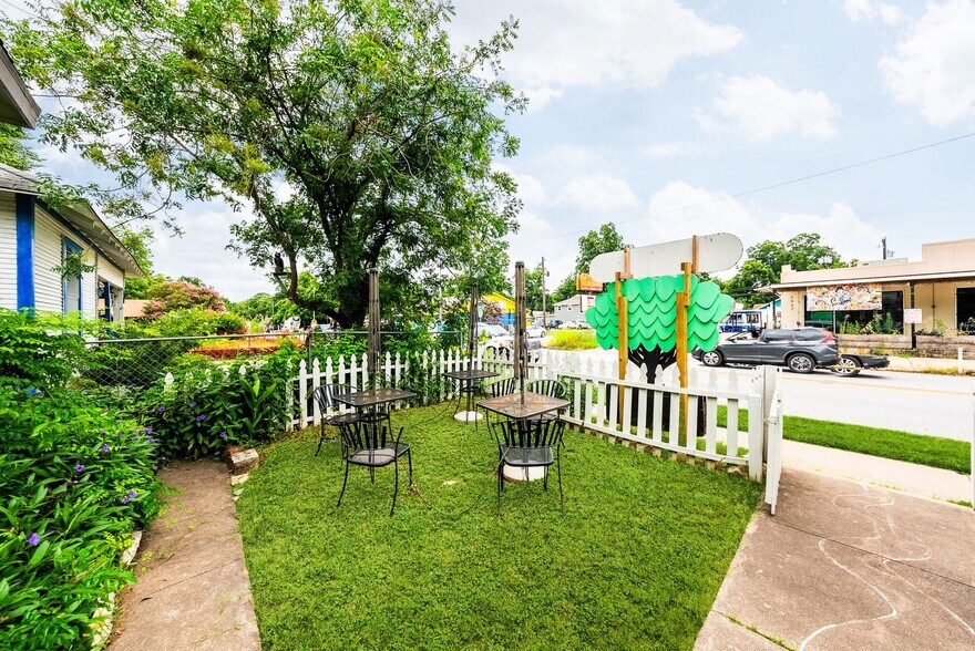 More Photos Of 2032 E Cesar Chavez St, Austin Office Residential For Sale