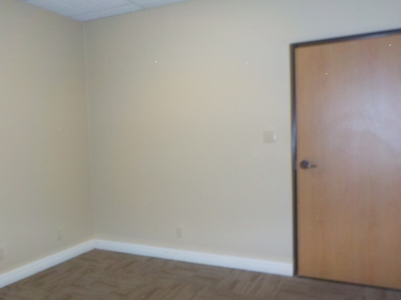 More Photos Of 3700 N 10th St, McAllen Office For Lease