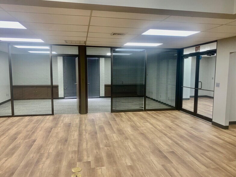 More Photos Of 2440 S High St, Longview Office For Lease