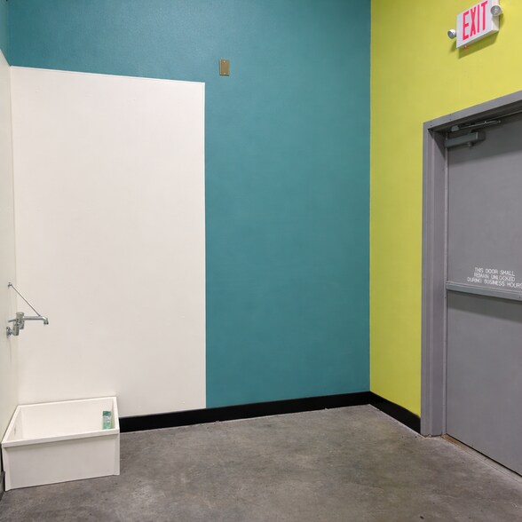 More Photos Of 935 Boyson Ct, Hiawatha Flex For Lease