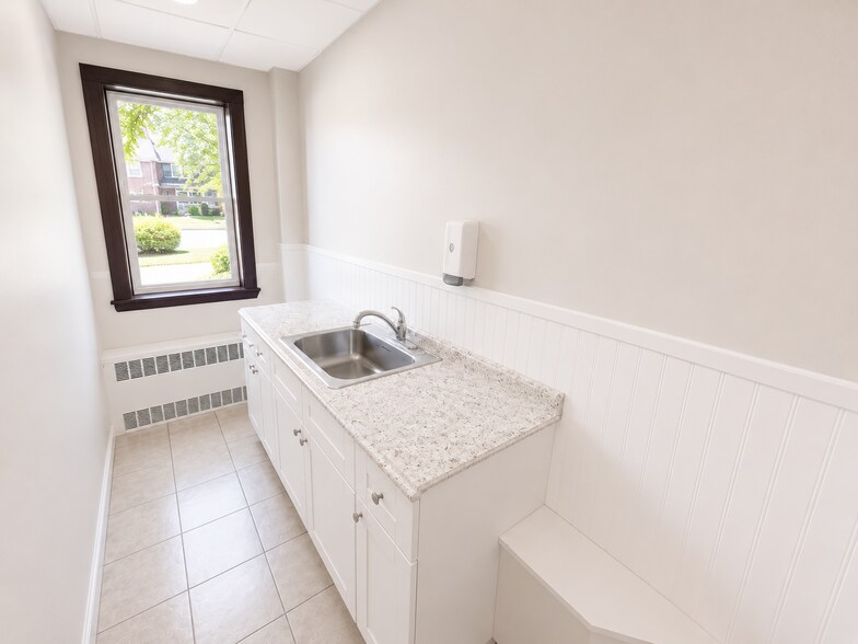 More Photos Of 238 Beach 20th St, Far Rockaway Medical For Lease