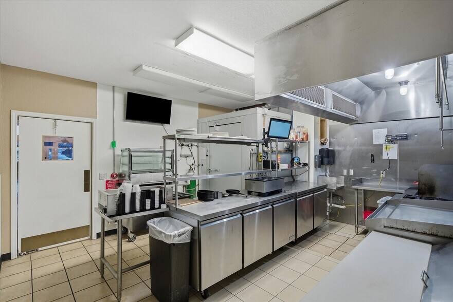 More Photos Of 109 N Houston St, Edgewood Restaurant For Sale