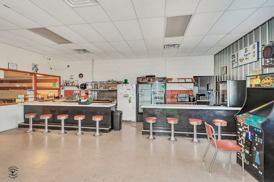 More Photos Of 405 NW Greely Ave, Iroquois Sports And Entertainment For Sale