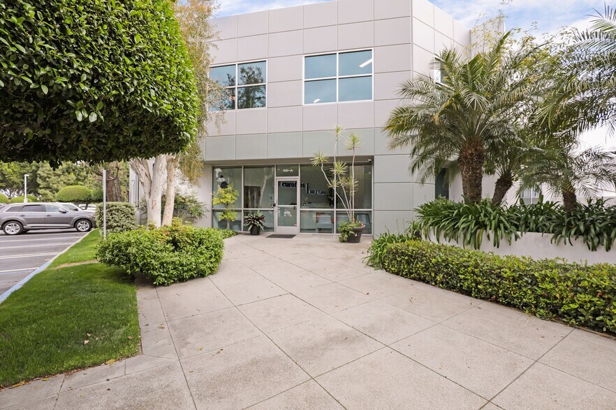 More Photos Of 32 Mauchly, Irvine Manufacturing For Sale