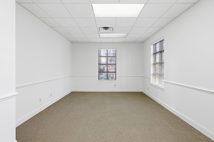 More Photos Of 70 N Main St, Hilton Head Island Office For Sale