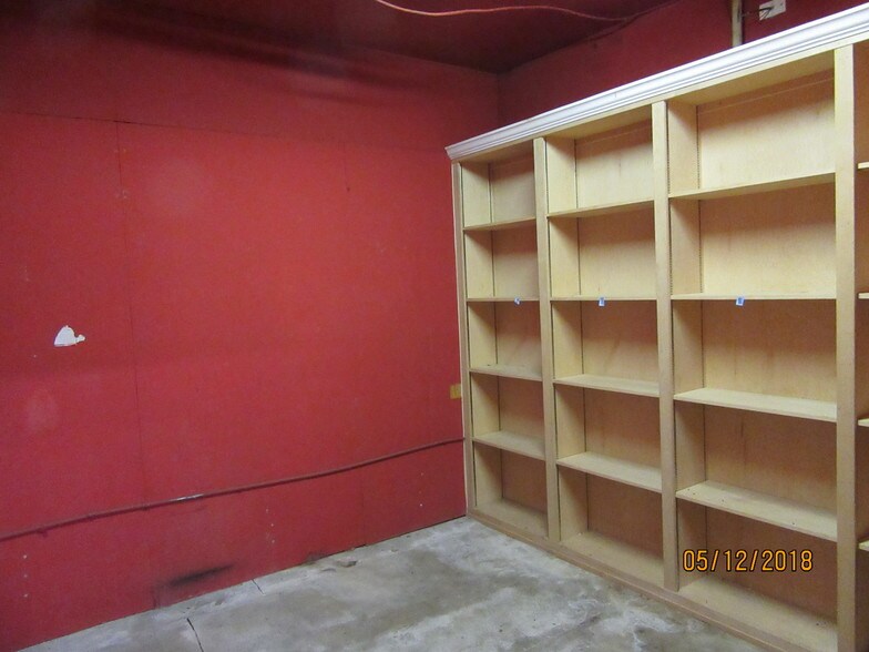 More Photos Of 205 NE Loop 230, Smithville Warehouse For Lease