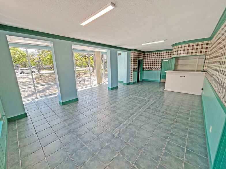 More Photos Of 1304 Government St, Mobile Veterinarian Kennel For Sale