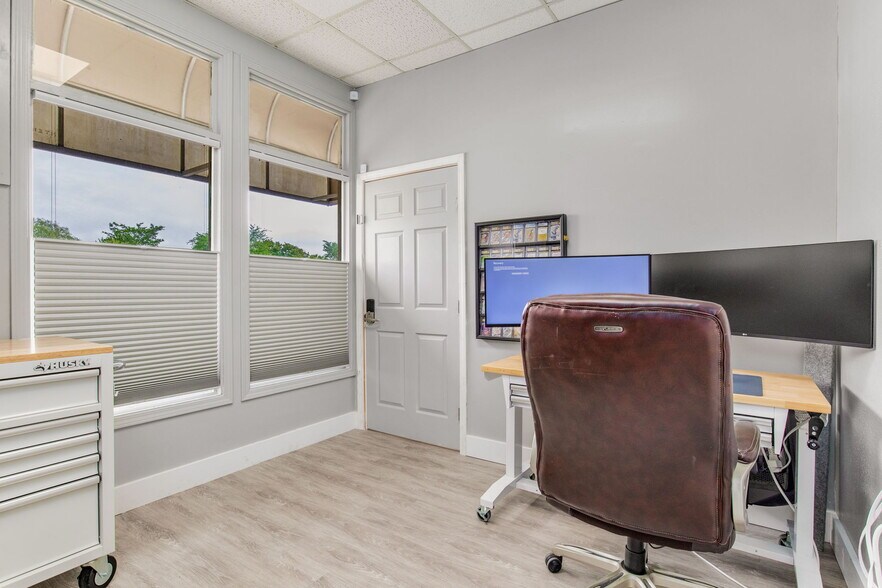 More Photos Of 913 Gulf Breeze Pky, Gulf Breeze Storefront Retail Office For Sale