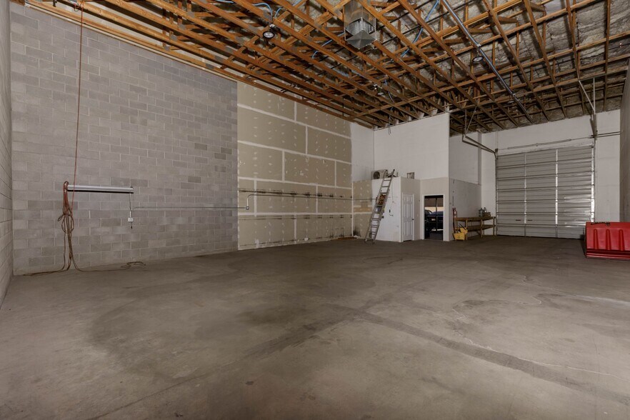 More Photos Of 526 S Commerce St, Hurricane Warehouse For Lease