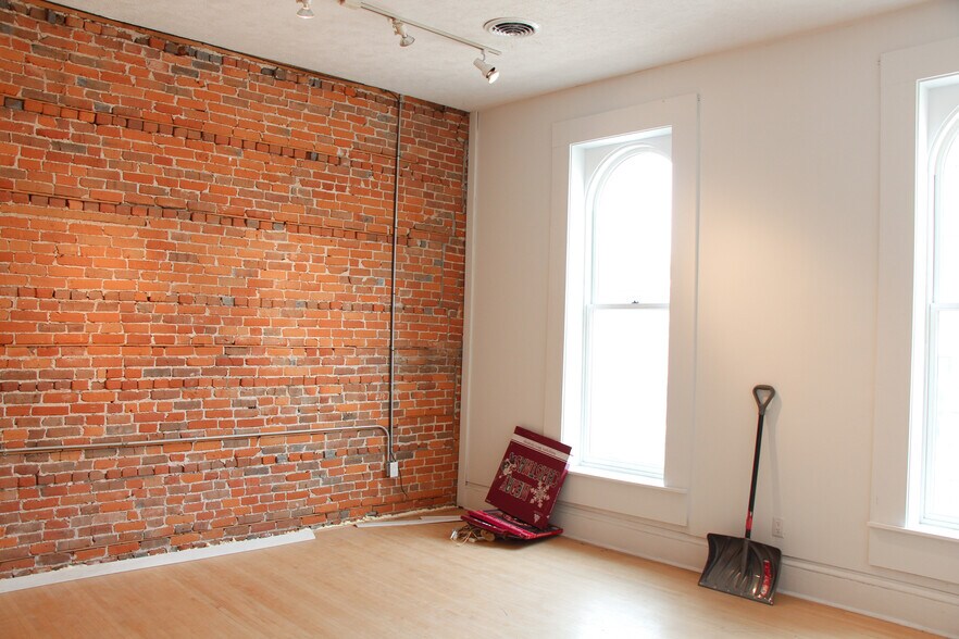 More Photos Of 221-223 E State St, Rockford Storefront Retail Residential For Lease