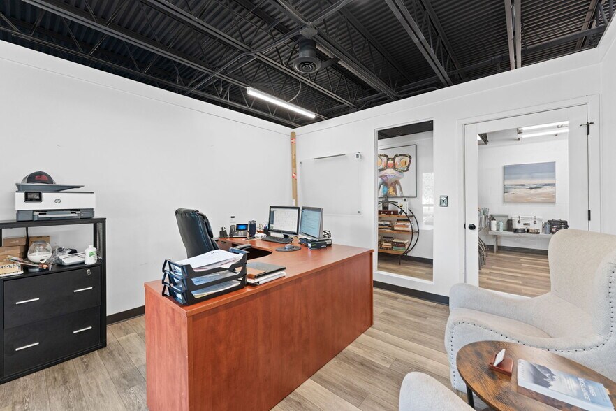 More Photos Of 7490 N 30th Ave, Saint Petersburg Showroom For Sale