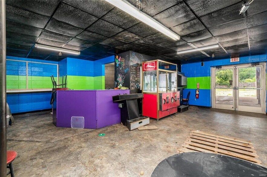 More Photos Of 512 Old Route 66, Saint Robert Showroom For Sale