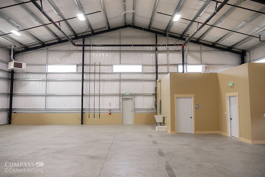More Photos Of 4620 SW 23rd St, Redmond Warehouse For Lease
