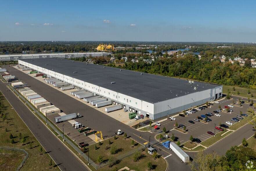 More Photos Of 1400 W Front St, Florence Distribution For Lease