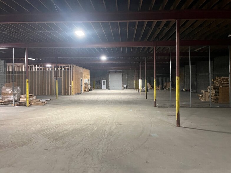 More Photos Of 405 N East St, Carlisle Distribution For Lease