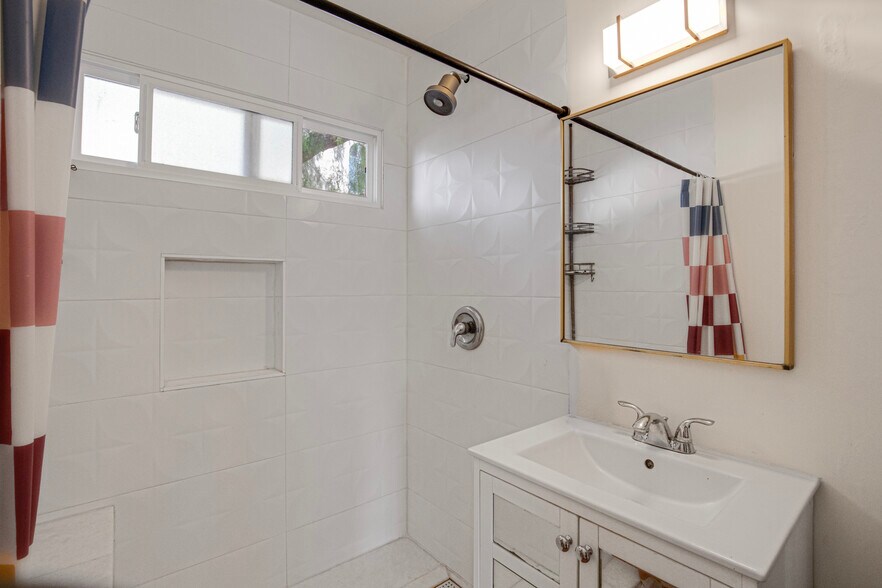 More Photos Of 1959 Grace Ave, Los Angeles Apartments For Sale