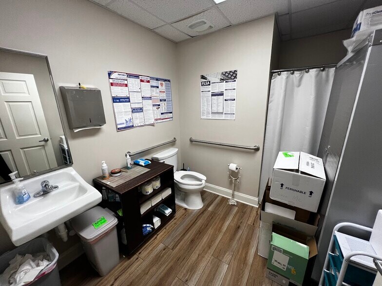 More Photos Of 1258 Mann Dr, Matthews Medical For Sale