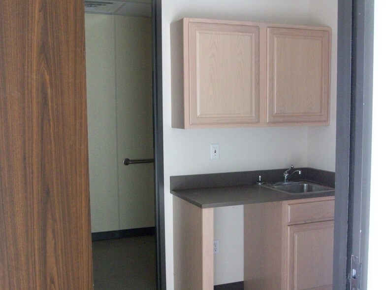 More Photos Of 6711 N Sam Houston Pky W, Houston Warehouse For Lease