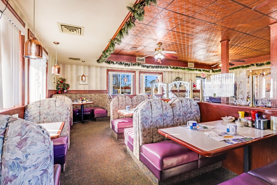 More Photos Of 2604 Custer St, Manitowoc General Retail For Sale